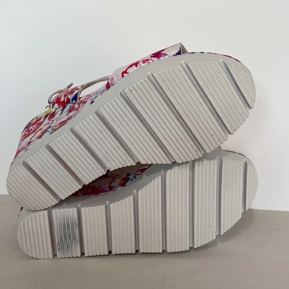 Juicy Couture Trish Floral Heeled Wedge Open Toe Slingback Sandals Size 7 - Picture 8 of 8